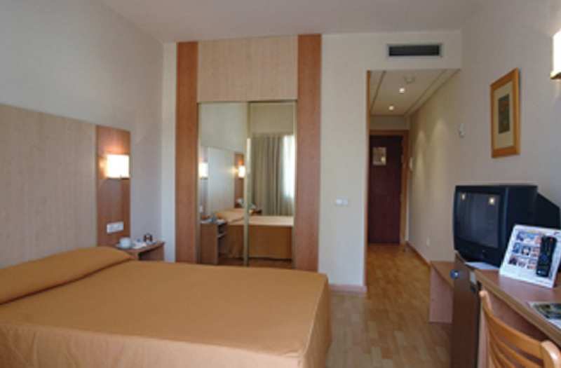 Ilunion Romareda Hotel Zaragoza Room photo